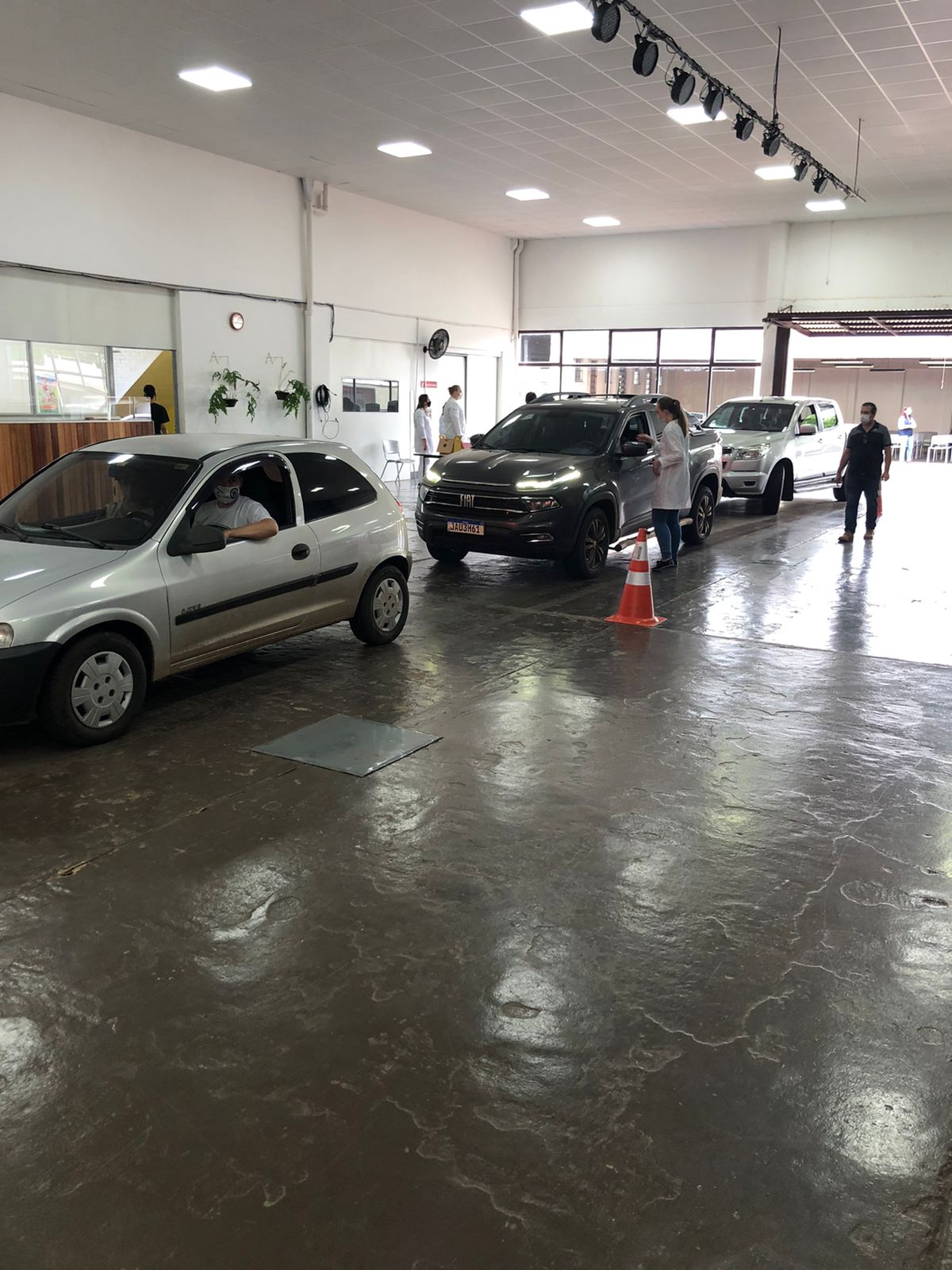 DRIVE-THRU DE IMUNIZAÇÃO CONTRA A COVID-19 OCORREU HOJE